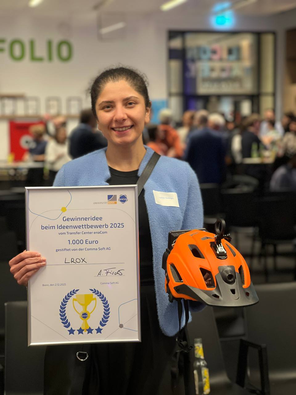 Ladan Seddighi mit LROX Auszeichnung und Helm-Prototyp